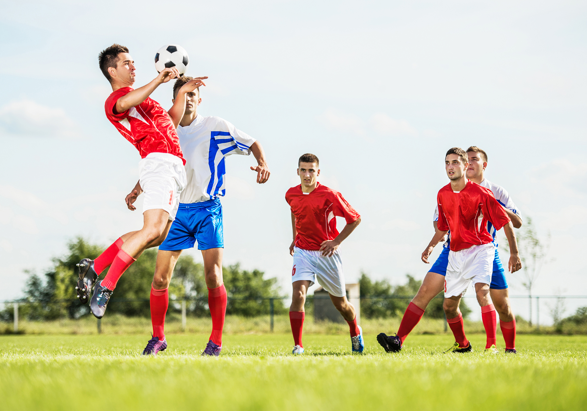 足球比赛激扬情怀，球迷热血欢呼雀跃