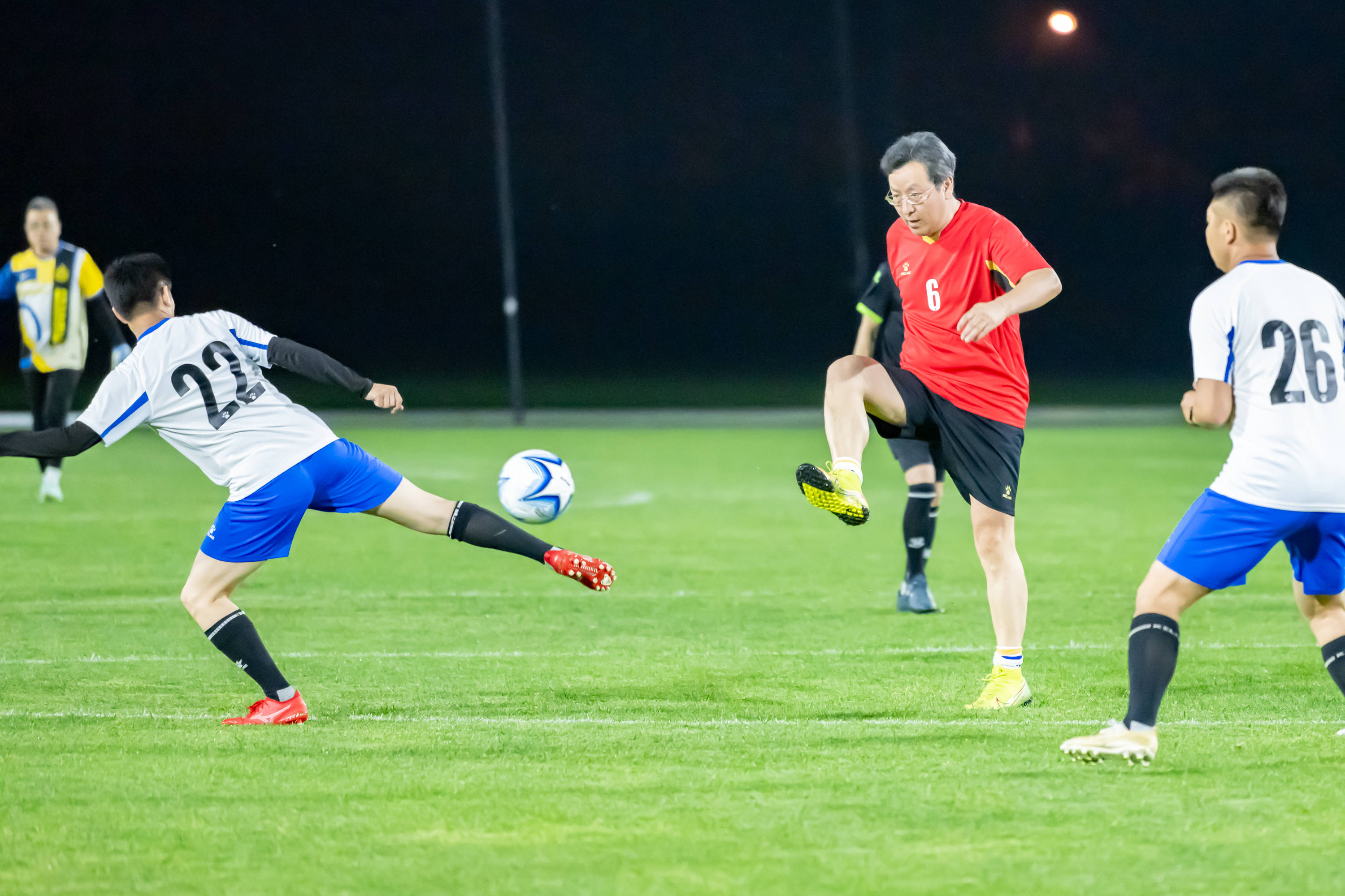 关于激情四射的足球赛场气氛热烈的信息