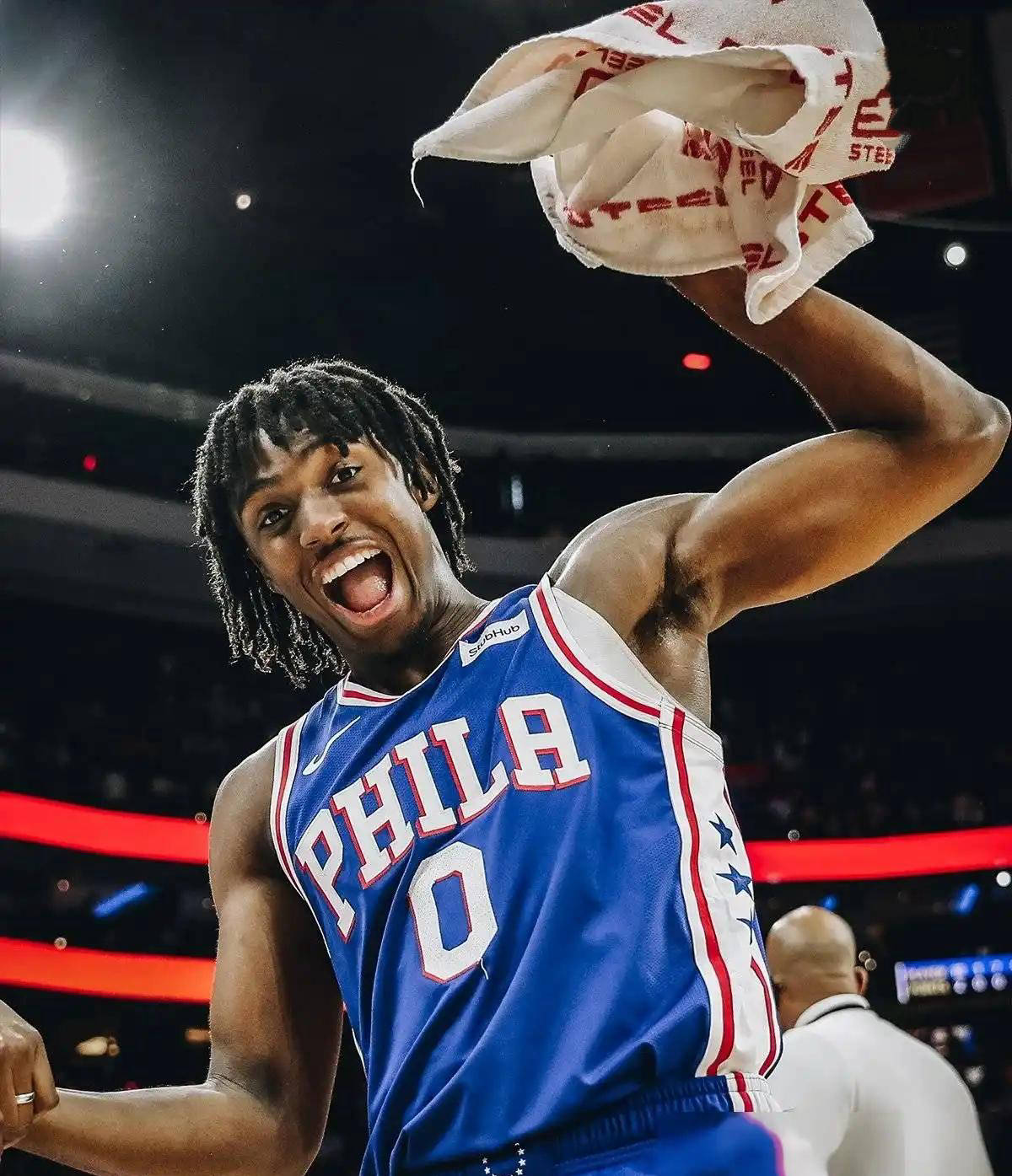 年轻新秀在篮球领域崭露头角的简单介绍 年轻新秀在篮球领域崭露头角的简单介绍