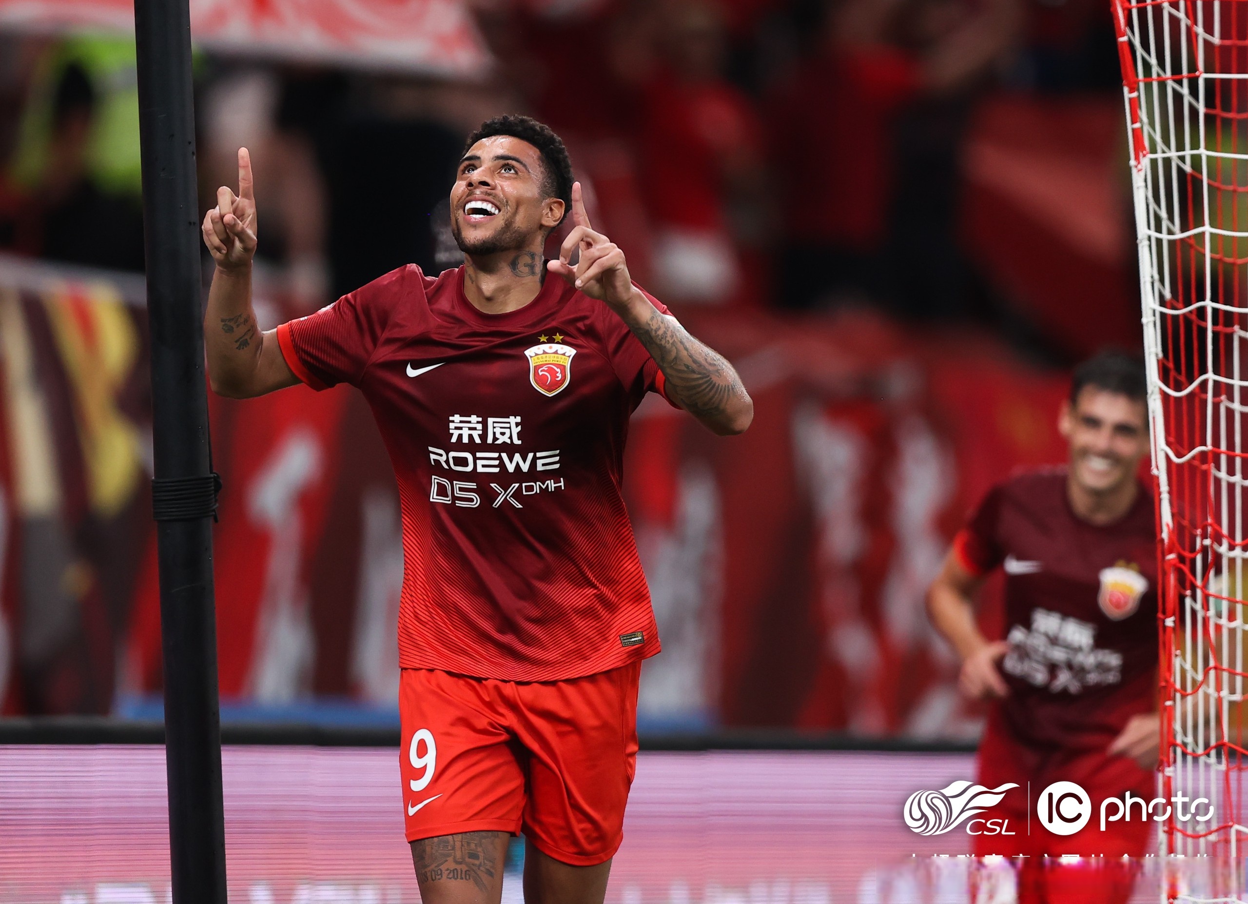 关于威尔士队坚守后防，凭借进攻力压对手获胜的信息