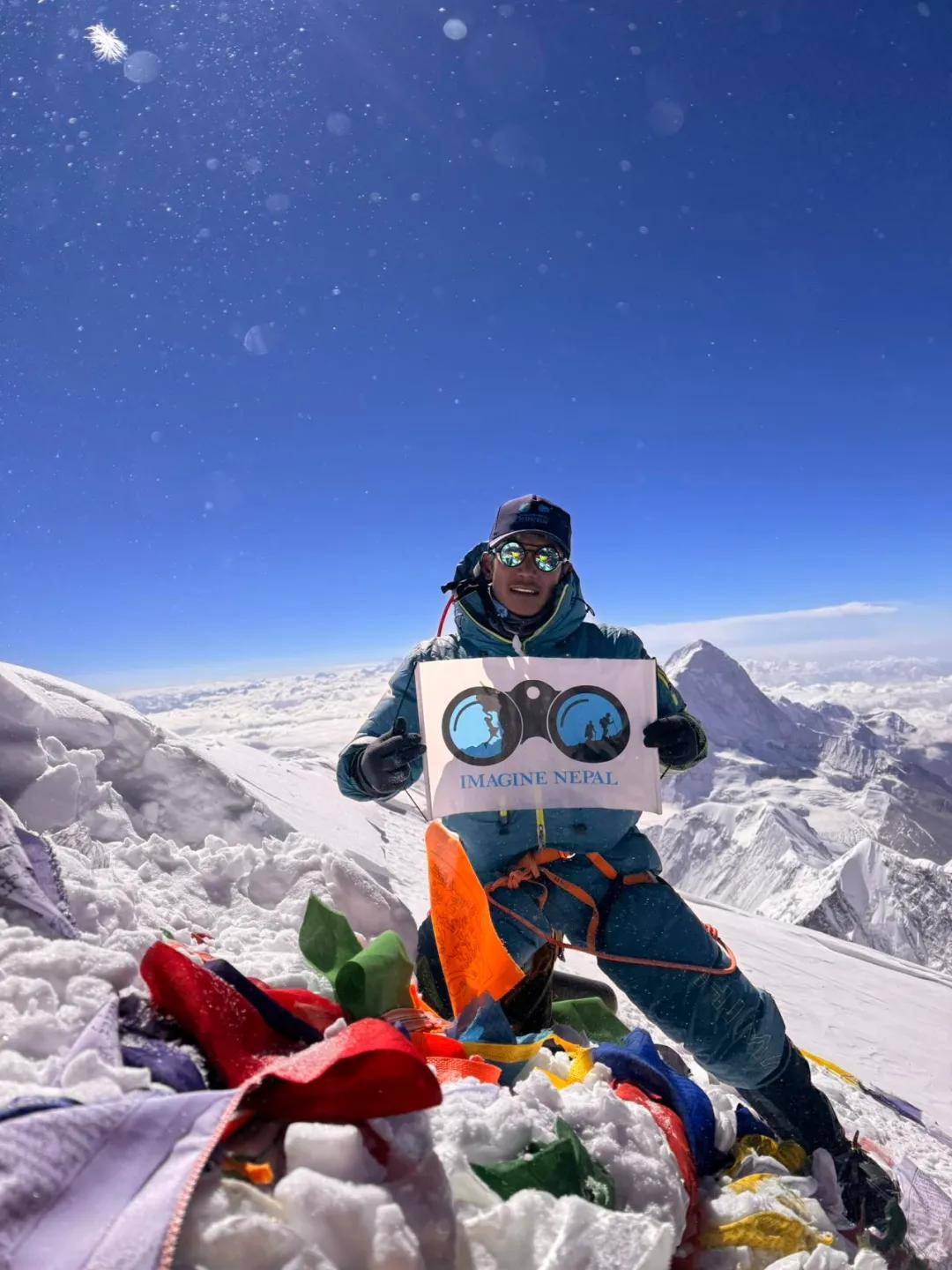 尼泊尔登山选手历经千辛万苦,最终成功登顶的简单介绍 尼泊尔登山选手历经千辛万苦,最终成功登顶的简单介绍