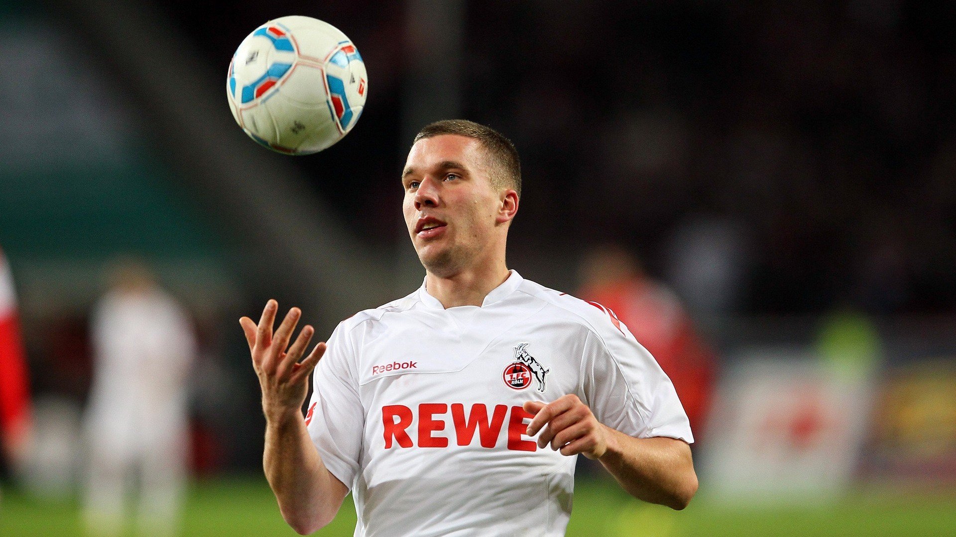 LOL电竞动态-那不勒斯奇迹与范戴克的德甲宣言，足球世界的唯一性交响曲