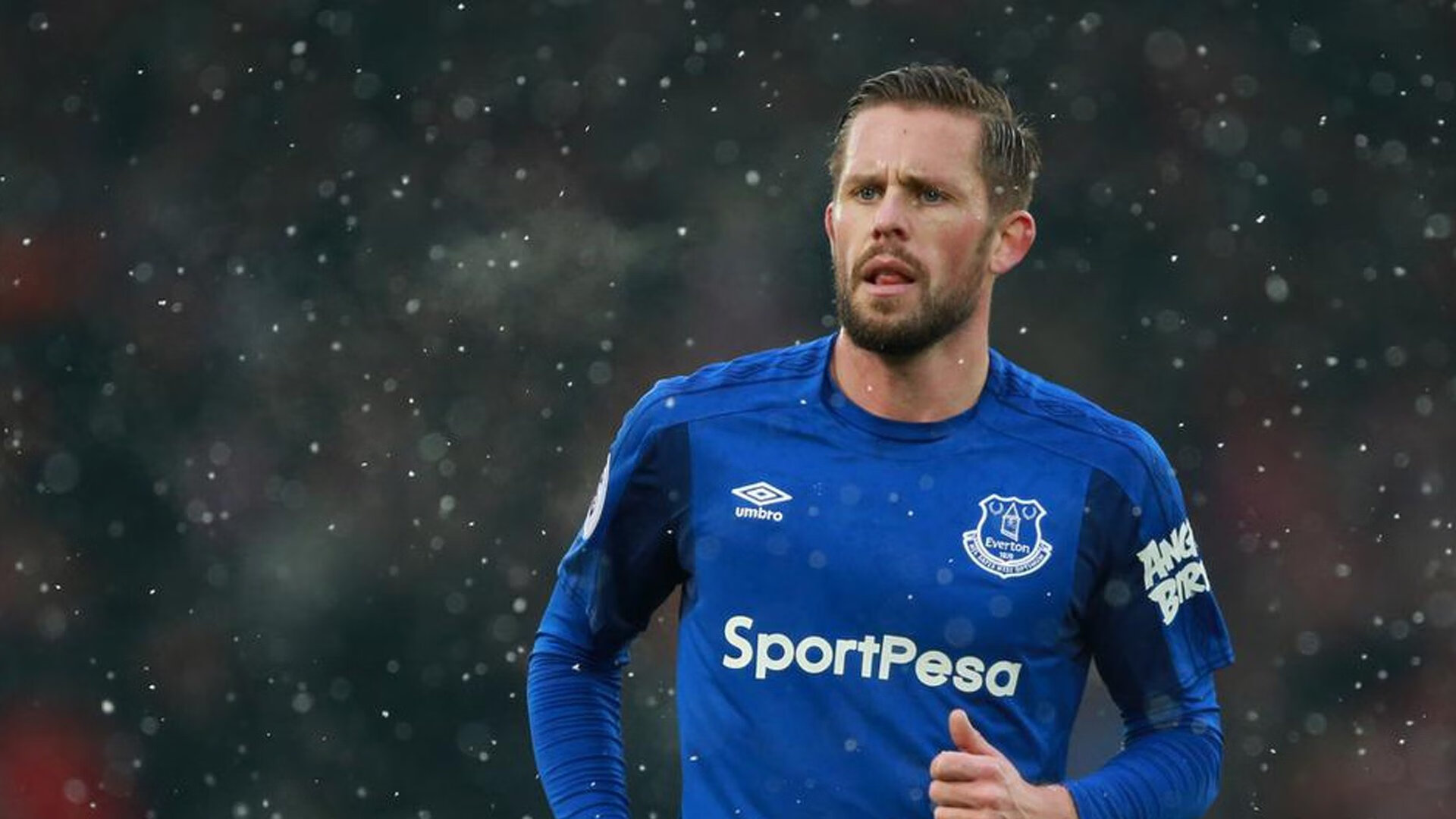 迪亚斯对手完全无解,雷恩强压巴萨,一场颠覆预期的战术博弈