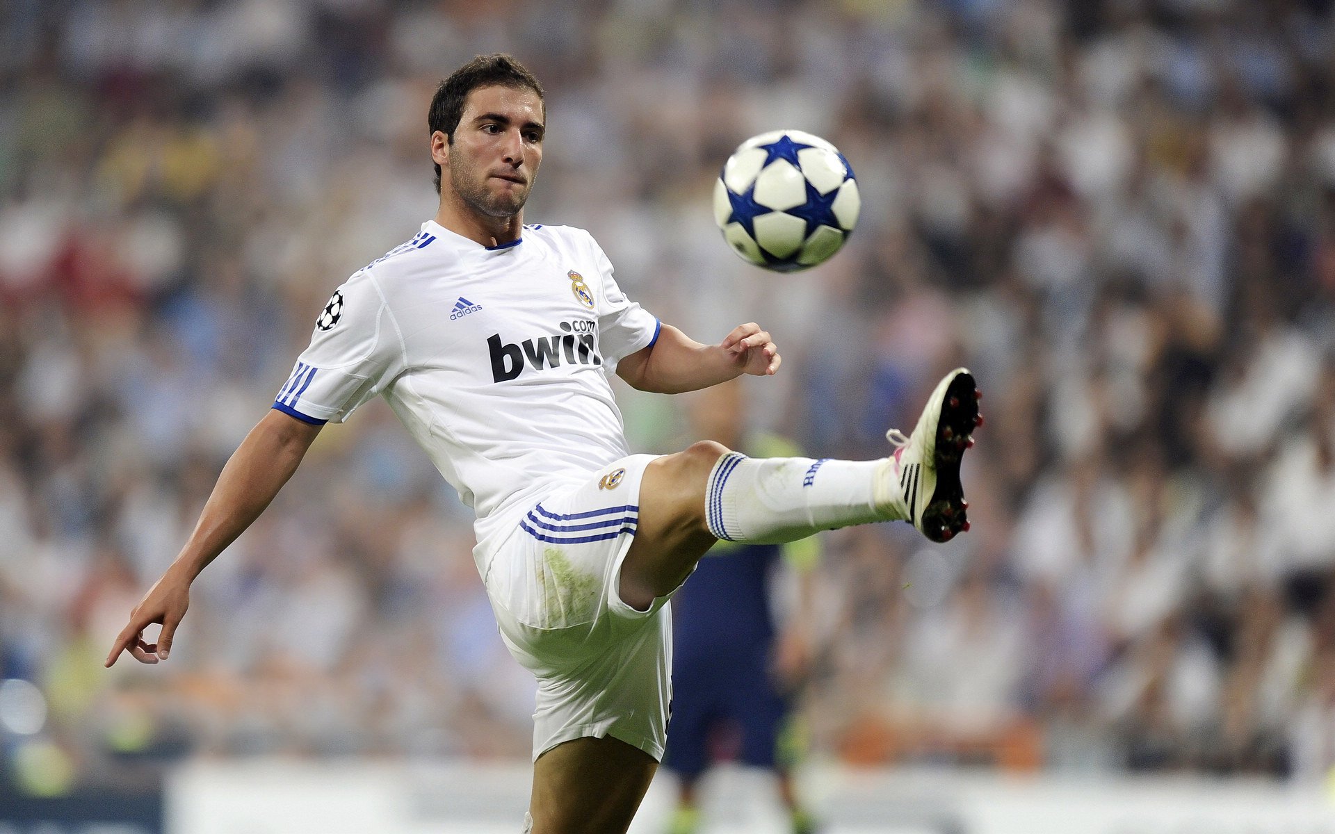 LOL英雄联盟直播-皮克关键制胜，委内瑞拉对阵罗马，一场跨越时空的足球对话